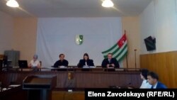В Верховном суде Абхазии второй год рассматривается дело о групповом убийстве россиянки Екатерины Косовой. Ее отец добивается справедливости и наказания виновных