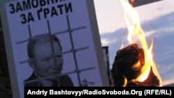 Плакат с изображением Леонида Кучмы за тюремной решеткой несли в сентябре этого года участники митинга памяти Георгия Гонгадзе
