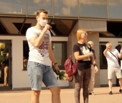 Юры Дуброўскі выступае на пікеце Ціханоўскай 18 ліпеня
