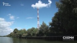 Знімальна група помітила вежу, яку місцеві рибалки називають орієнтиром на шляху до маєтку Віктора Гушана