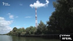 Знімальна група помітила вежу, яку місцеві рибалки називають орієнтиром на шляху до маєтку Віктора Гушана