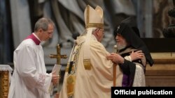 Ватикан - Папа Римский Франциск и Католикос всех армян Гарегин Второй во время литургии по случаю 100-й годовщины Геноцида армян, 12 апреля 2015 г․