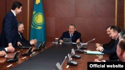 Қазақстан президенті Нұрсұлтан Назарбаев (ортада) Қарағанды облысының жаңа әкімі Ералы Қошановты таныстырып отыр. Қарағанды, 14 наурыз 2017 жыл.