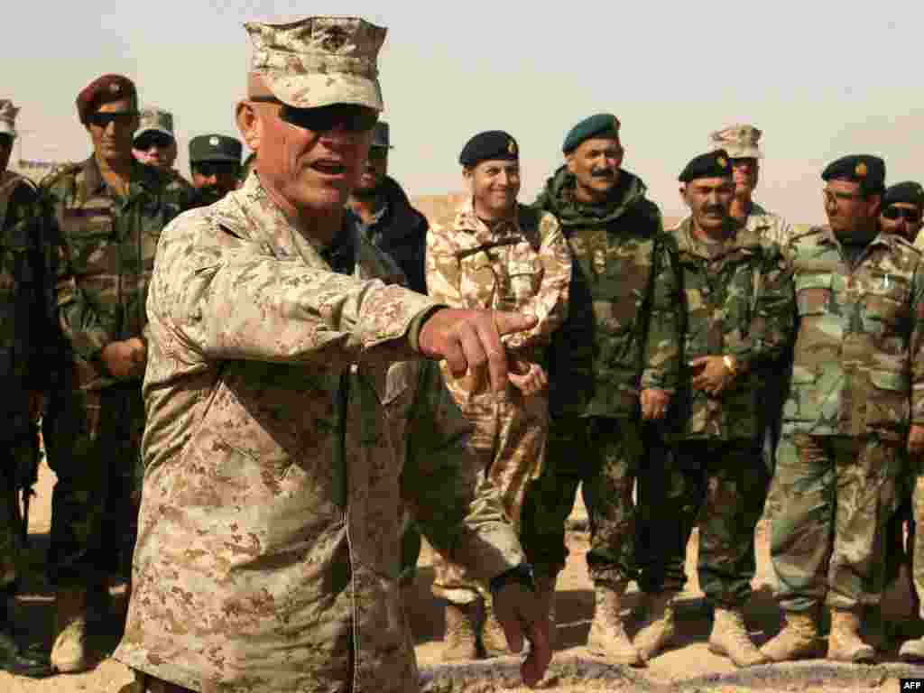 Бригадниот генерал Лари Николсон во камп на сојузниците во Авганистан 