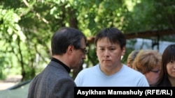 Журналист Жанболат Мамай (справа) беседует с правозащитником Евгением Жовтисом. Алматы, 24 мая 2016 года.