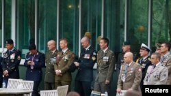 Vojni zvaničnici čekaju ispred rezorta Manor Resort u Velsu dok traje samit NATO-a.
