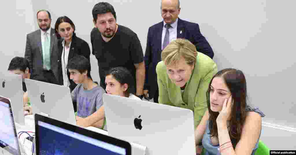 Канцлер Германии также посетила ереванскую компанию PicsArt.