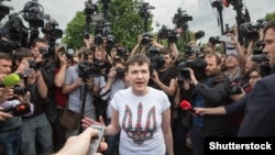 Надежда Савченко сразу по возвращению из России беседует с журналистами. 25 мая 2016 года.