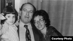 Gheorghe „Babu” Ursu împreună cu familia. Disidentul a fost arestat în septembrie 1985 și a murit două luni mai târziu în beciurile Direcției de Cercetări Penale, cum se numeau în anii aceia beciurile Securității.