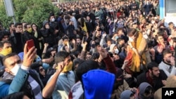 Тегеран университеті қалашығы ішіндегі наразылық акциясы. Иран, 30 желтоқсан 2017 жыл.