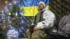 Украинский военный отмечает Новый год на фронте в районе Донецка
