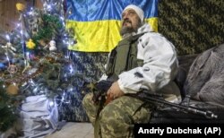 Український військовослужбовець відпочиває біля лінії фронту неподалік від окупованого Донецька (архівне фото)