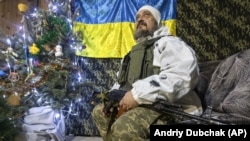 Український військовослужбовець відпочиває біля лінії фронту неподалік від окупованого Донецька (архівне фото)