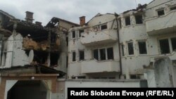 Оштетени куќи во Дива населба во Куманово после полициската акција против вооружена група. 