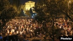 Armenia - Supporters of Prime Minister Nikol Pashinian protest outside the parliament building in Yerevan, 2 October 2018.