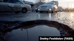 Разбитая дорога в Омске (архивное фото)