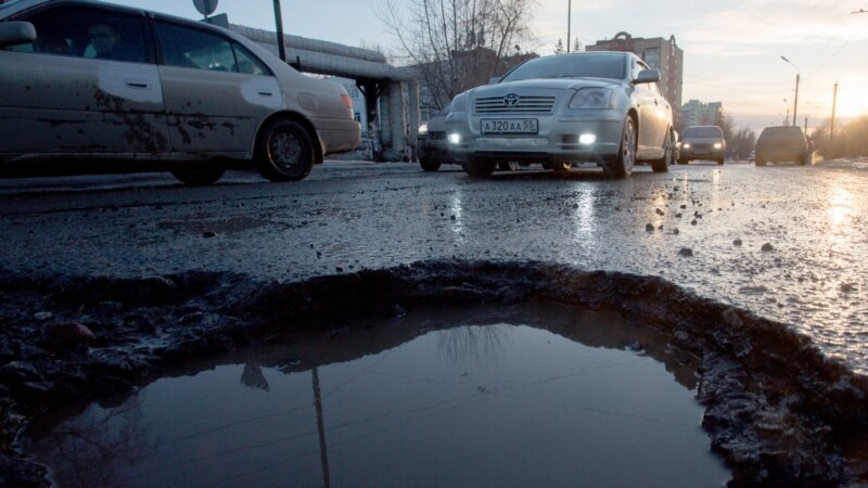 Прокуратура в Мурманской области заставит управляющую компанию починить ямы, которые засыпали дети