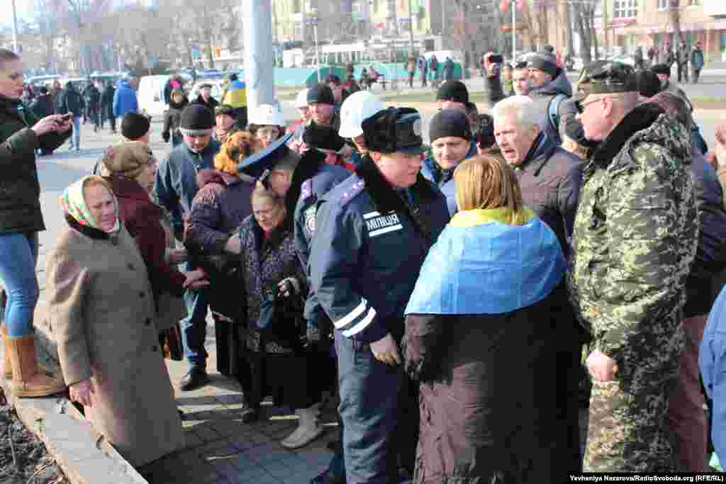 Між учасниками мітингу проти демонтажу пам&#39;ятника Леніну та запорізькими активістами сталася штовханина, внаслідок якої жінці пенсійного віку, яка приїхала з Мелітополя, стало погано