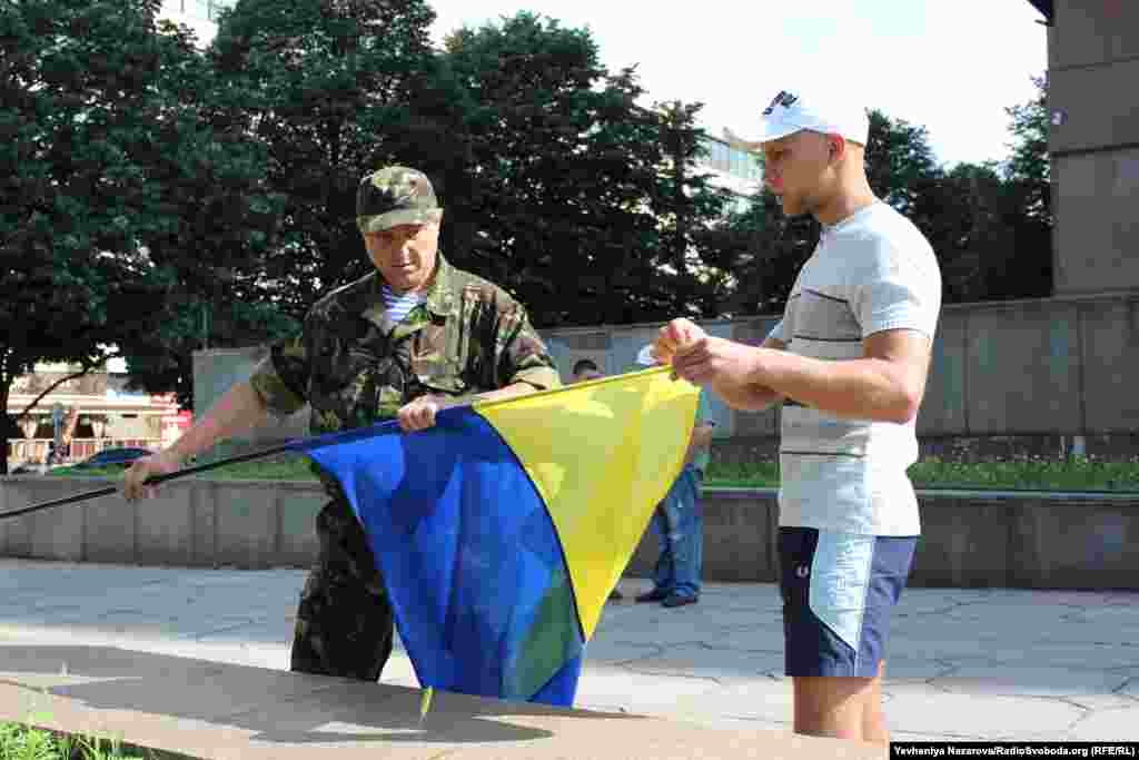 Учасники акції на підтримку бійців &laquo;Правого сектору&raquo; в Мукачеві принесли з собою прапори України&hellip;
