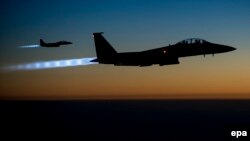 Aeroplanët luftarakë amerikanë të tipit F-15 Strike Eagles pas sulmeve kundër militantëve të IS-it në Siri