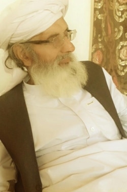 Habibullah Qambrani, Haseeba's elderly father.