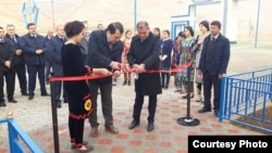 В Таджикистане школьницы вышли встречать чиновника в летней одежде 