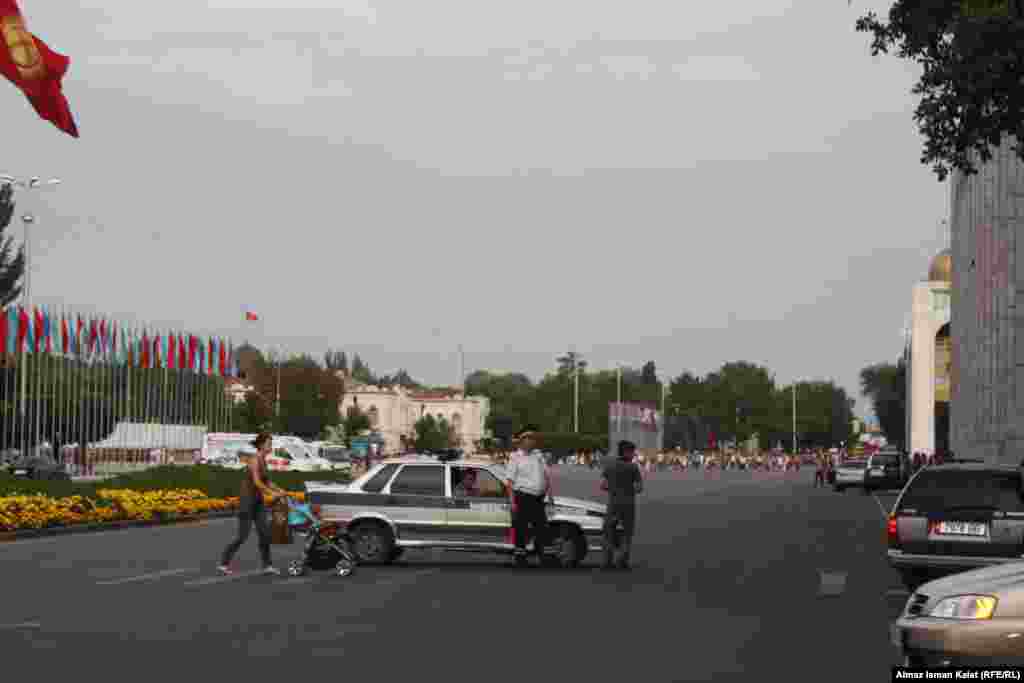 Милиция закрыла площадь для движения автотранспорта. В праздничные дни мэрия собирается закрыть весь квадрат вокруг главной площади страны.