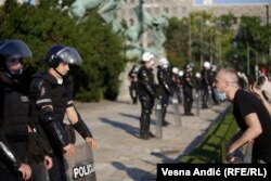 Serbiýanyň Belgrad şäherinde protestçiler 8-nji iýulda koronawirusyň ýaýramagynyň öňüni almak bilen baglanyşykly girizilen çäklendirmelere garşylyk bildirýärler. (Wesna Andžiç, AÝ/AR)