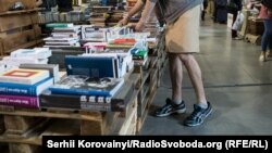 Книжковий ринок «Петрівка» був облаштований поблизу нинішньої станції метро «Почайна» наприкінці 1990-х (фото ілюстративне)