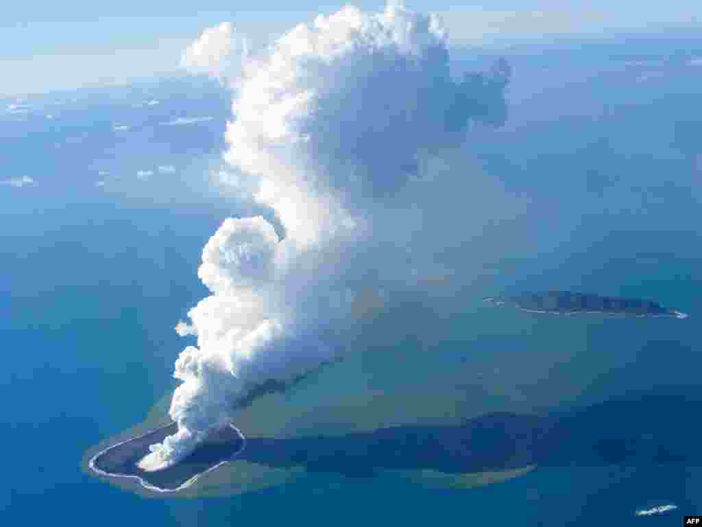 Tongo - Erupcija vulkana - Svijet su obišle spektakularne slike erupcije vulkana,koja se dogodila u državi Tonga blizu otoka Tongatapa.Neobičnost erupcije je u tome da se ona dogodila ispod mora,te da se pepeo probio na površinu. 