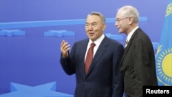 Қазақстан президенті Нұрсұлтан Назарбаев (сол жақта) Еуропалық кеңес президенті Херман Ван Ромпуймен кездесті. Брюссель, 25 қазан 2010 жыл.