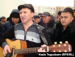Казахский бард Жанат Есентаев исполняет свои песни в поддержку бастующих нефтяников Мангистауской области. Актау, 23 декабря 2011 года.