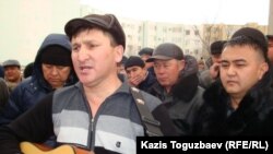 Казахский бард Жанат Есентаев исполняет свои песни в поддержку бастующих нефтяников Мангистауской области. Актау, 23 декабря 2011 года.