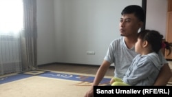 Berikbeb Samat, një mësues nga fshati Chapaev së bashku me vajzën e tij. Vajza tjetër e tij, nuk po lejohet të shkojë në shkollë sepse bartë shami.