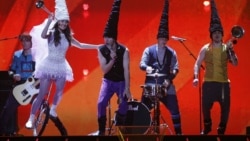 Trupa moldovenească „Zdob si Zdub” interpretează piesa „So Lucky” în timpul repetiției generale pentru Concursul Eurovision de la Düsseldorf, 3 mai 2011.