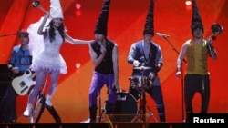 Trupa moldovenească „Zdob si Zdub” interpretează piesa „So Lucky” în timpul repetiției generale pentru Concursul Eurovision de la Düsseldorf, 3 mai 2011.