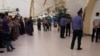 Aşgabadyň aeroportunda ýaşaýjylar we polisiýa işgärleri (Arhiwden alnan illýustrasiýa suraty)