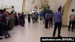 Aşgabadyň aeroportunda ýaşaýjylar we polisiýa işgärleri (Arhiwden alnan illýustrasiýa suraty)