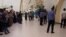Aşgabadyň aeroportunda ýaşaýjylar we polisiýa işgärleri (Arhiwden alnan illýustrasiýa suraty)