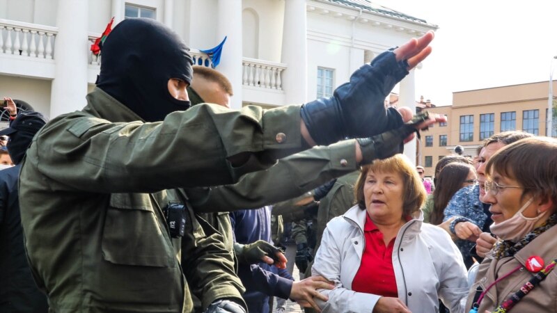 Aýallar Lukaşenka garşy protestlerini dowam etdirýär, polisiýa Minskde adamlary tutýar