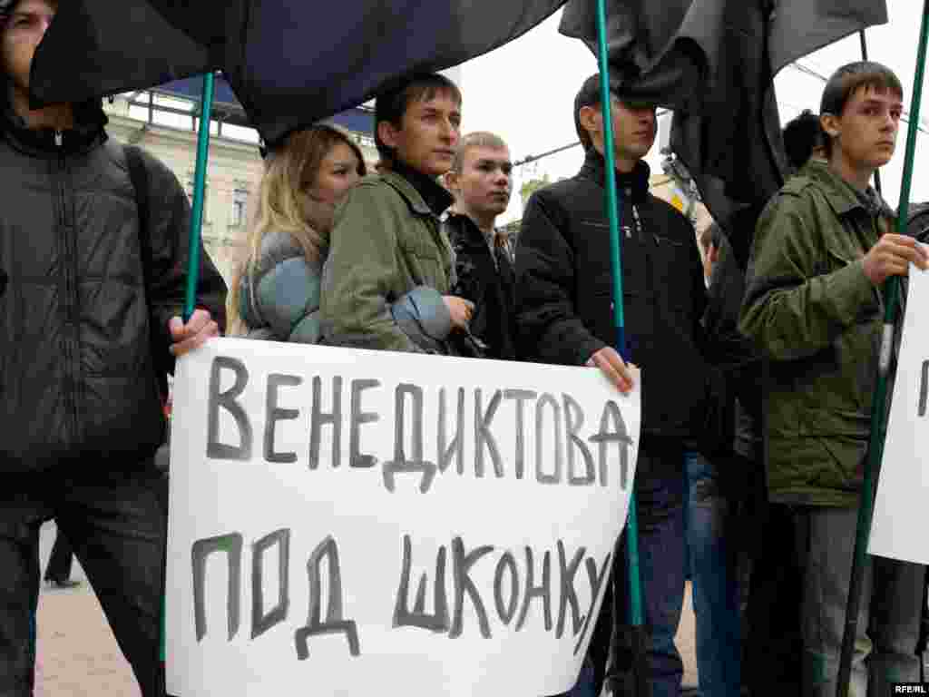 Demonstrators also targeted Ekho Moskvy staff like commentator Yevgenia Albats and chief editor Aleksei Venediktov, with posters suggesting they should leave the country or be thrown in jail.