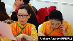 Девушки в национальных нарядах готовятся к выступлению. Алматы, 7 февраля 2013 года.