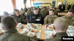 Petro Poroshenko birgə təlimdə hərbçilərlə birlikdə nahar edir