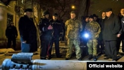Президент Украины Петр Порошенко в Краматорске, подвергшемся обстрелу. 10 февраля 2015 года.
