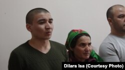 Фото. Дастанбек Бердимуратов (слева) и его мать заслушивают приговор суда. Сайрам, 27 марта 2018 года.