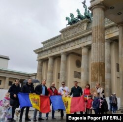Protest la Poarta Brandenburg din capitala Germaniei: „Vot furat”.