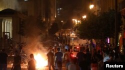 Protest la Beirut, în noapte de 6 spre 7 august 2020.