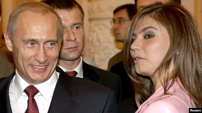 Președintele rus Vladimir Putin și gimnasta ritmică Alina Kabaieva la o întâlnire cu echipa olimpică rusă la Kremlin, în noiembrie 2004.