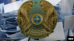 Астанадағы сайлау бөлімшесінде тұрған дауыс беру жәшігі. 26 сәуір 2015 жыл.