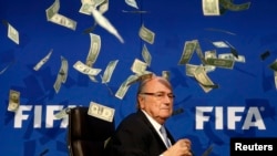 Британский юморист забросал главу ФИФА Зеппа Блаттера (на фото) фальшивыми купюрами. Цюрих, 20 июля 2015 года. 